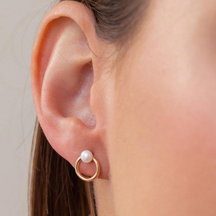 Сережки - пусети "Кругообіг" з перлами (жовте золото) с08223 від ювелірного магазину Онікс - 1