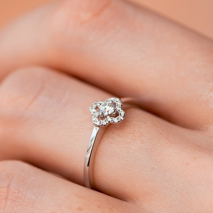 Золота каблучка "Конюшина" з діамантом кб0542ca від ювелірного магазину Онікс - 2