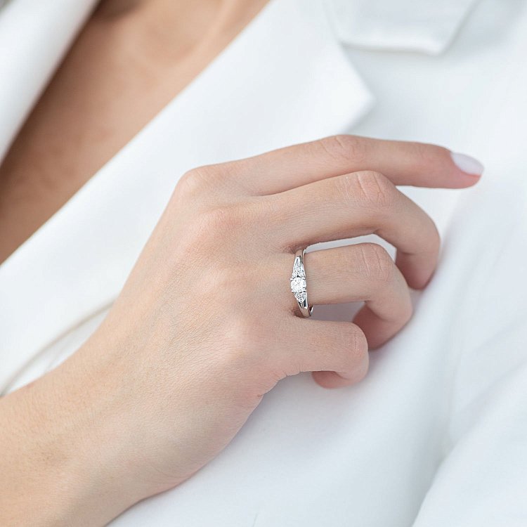 Кольцо в белом золоте с бриллиантами кб0188nl от ювелирного магазина Оникс - 3