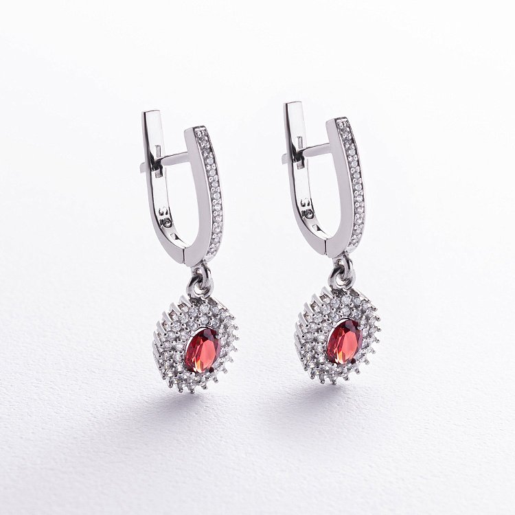 Серебряные серьги с пиропами и фианитами GS-02-086-4110 от ювелирного магазина Оникс