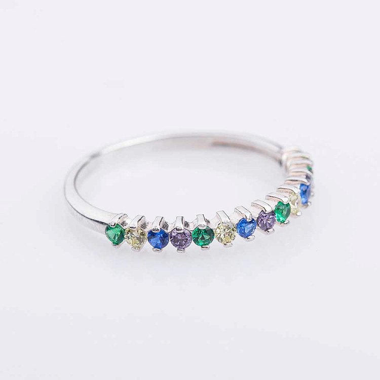 Срібний перстень з фіанітами 111578 від ювелірного магазину Онікс