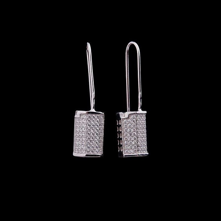 Серебряные серьги с фианитами 121723 от ювелирного магазина Оникс