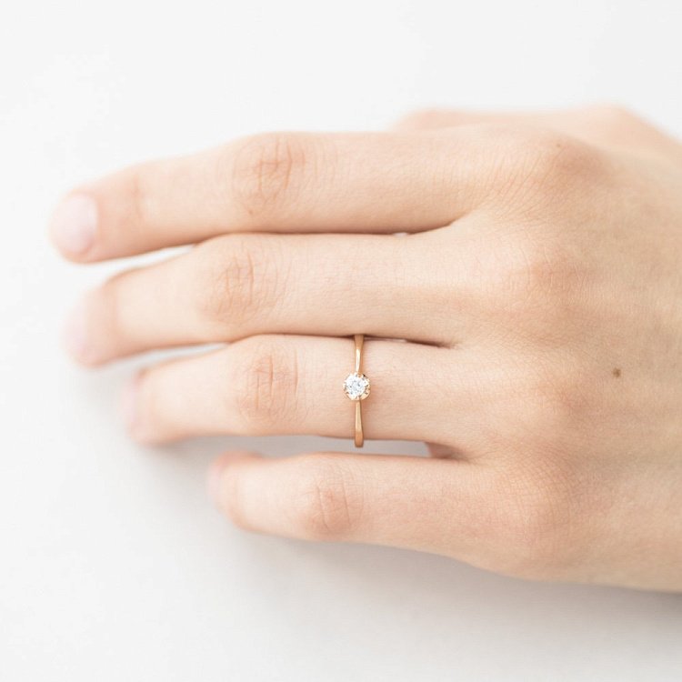 Золота заручальна каблучка з фіанітами к04205 від ювелірного магазину Онікс - 4