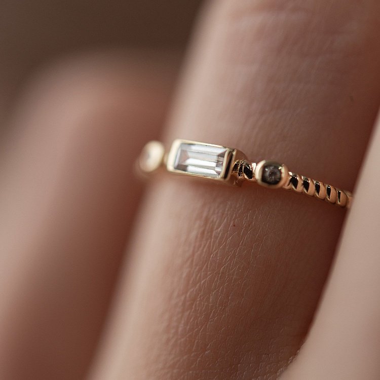 Каблучка "Кайла" у жовтому золоті (фіаніти) к07399 від ювелірного магазину Онікс - 1