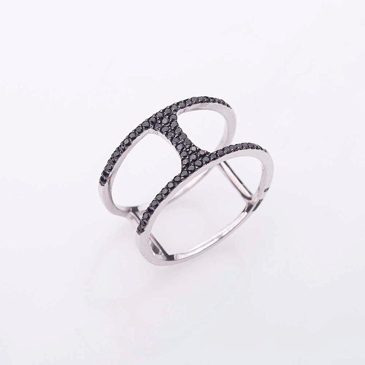 Золотое кольцо с черными фианитами к04576 от ювелирного магазина Оникс