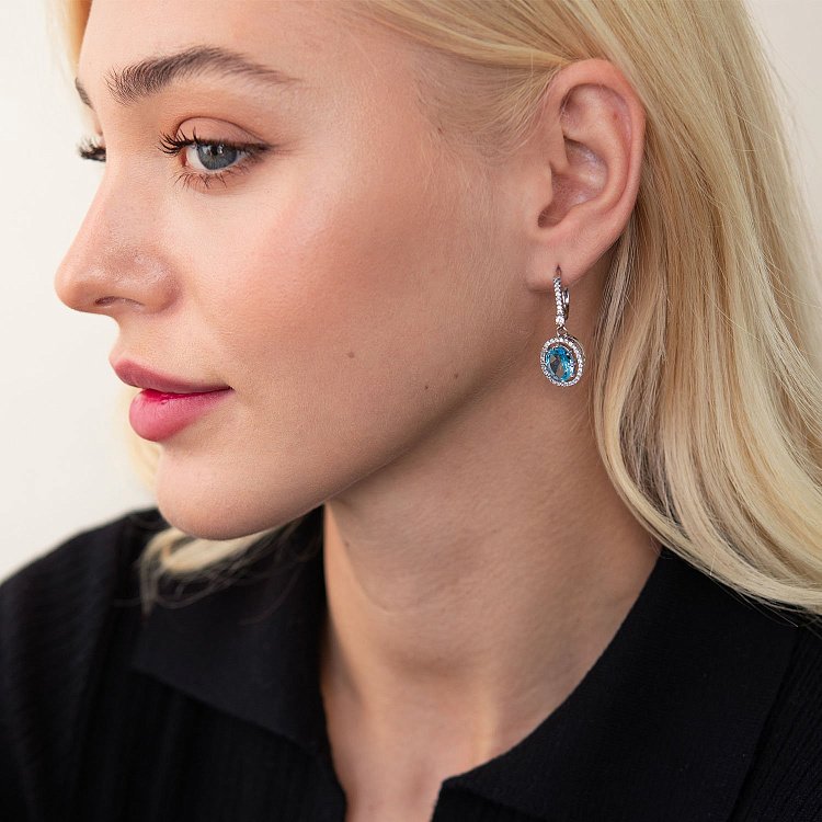 Срібні сережки з блакитними топазами і фіанітами 121355 від ювелірного магазину Онікс - 1