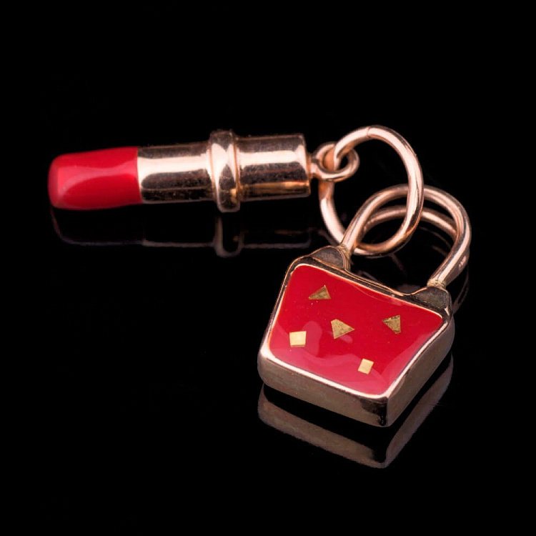 Дитяча підвіска "Сумочка і помада" (емаль) п00860 від ювелірного магазину Онікс