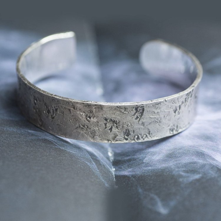 Жорсткий браслет ручної роботи зі срібла з чорнінням 141535 від ювелірного магазину Онікс - 2