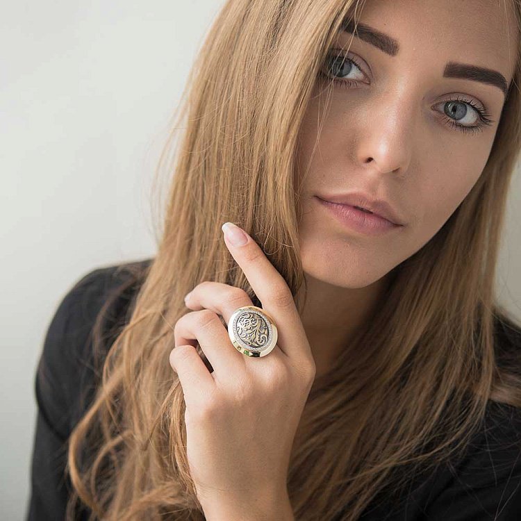 Золота каблучка з фіанітами к04086 від ювелірного магазину Онікс