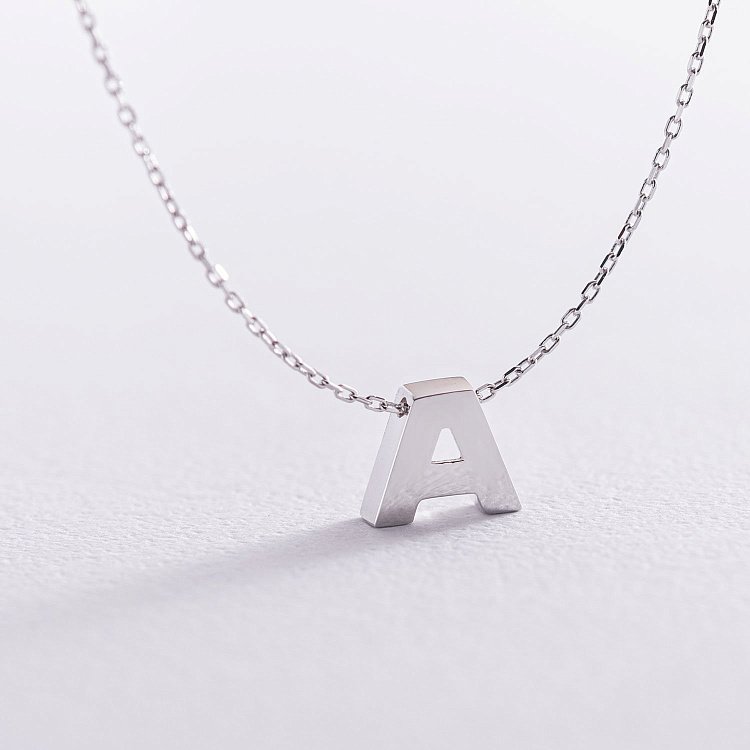 Колье с буквой "А" в белом золоте кол01254А от ювелирного магазина Оникс