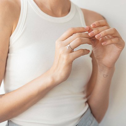 Каблучка в білому золоті з фіанітами к07056 №9