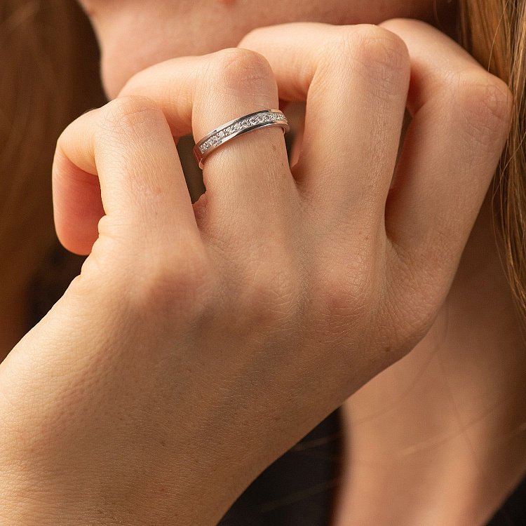 Кольцо с дорожкой бриллиантов (белое золото) 221001121 от ювелирного магазина Оникс - 1