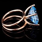 Золотое кольцо с голубым топазом к01062 от ювелирного магазина Оникс - 1