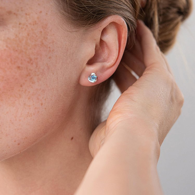 Золотые серьги-пусеты с голубым топазом с02404 от ювелирного магазина Оникс - 3