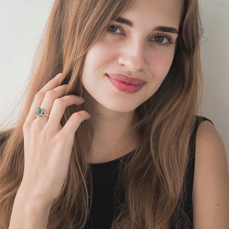 Золота каблучка з оніксом і фіанітами кб386 від ювелірного магазину Онікс