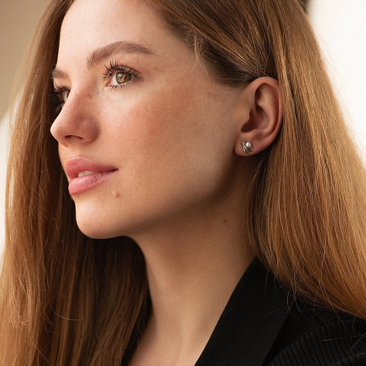 Срібні сережки - пусети (культ. прісн. перли, фіаніт) 12645 від ювелірного магазину Онікс - 3