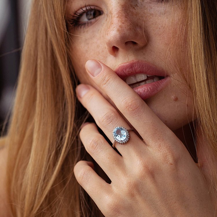 Серебряное кольцо с голубым топазом и фианитами GS-01-134-3910 от ювелирного магазина Оникс - 6