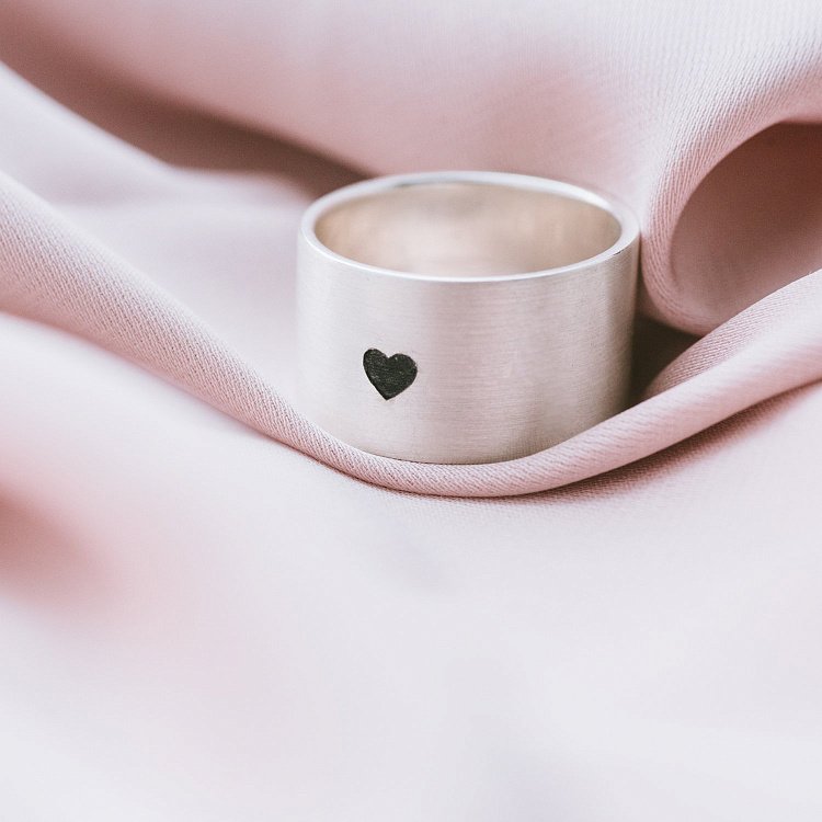 Серебряное кольцо с гравировкой "Сердце" 112143сер от ювелирного магазина Оникс - 2