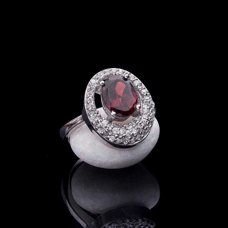 Срібний перстень з піропом (гранатом) і фіанітами 11909 від ювелірного магазину Онікс - 4