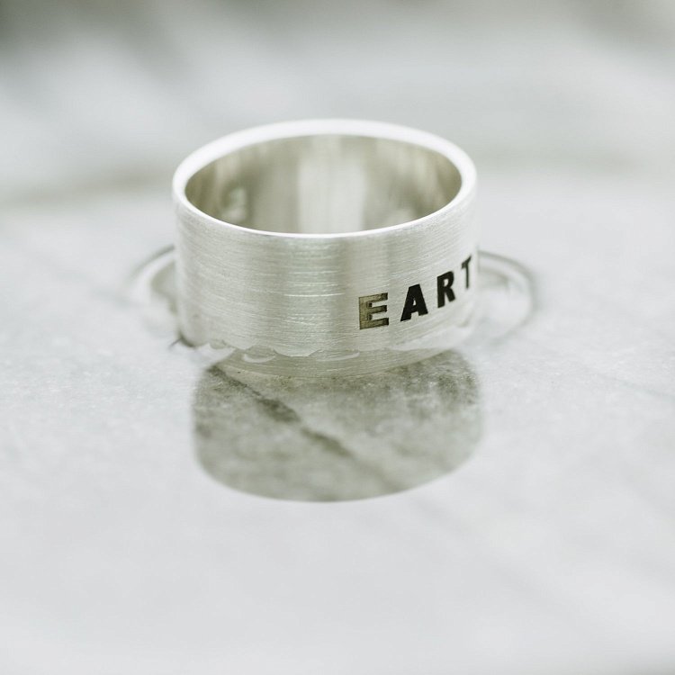 Срібна каблучка з гравіюванням "Earth" 112143earth від ювелірного магазину Онікс - 5