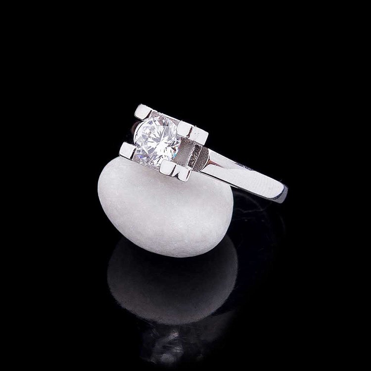 Срібна заручальна каблучка з фіанітом 111832 від ювелірного магазину Онікс