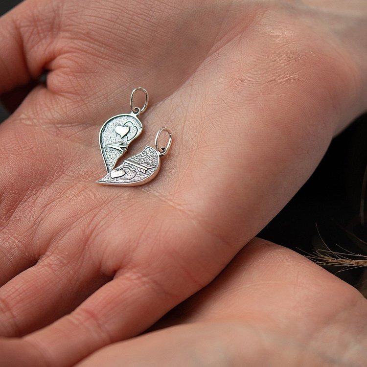 Серебряная подвеска "Две половинки сердца" 13067 от ювелирного магазина Оникс - 1