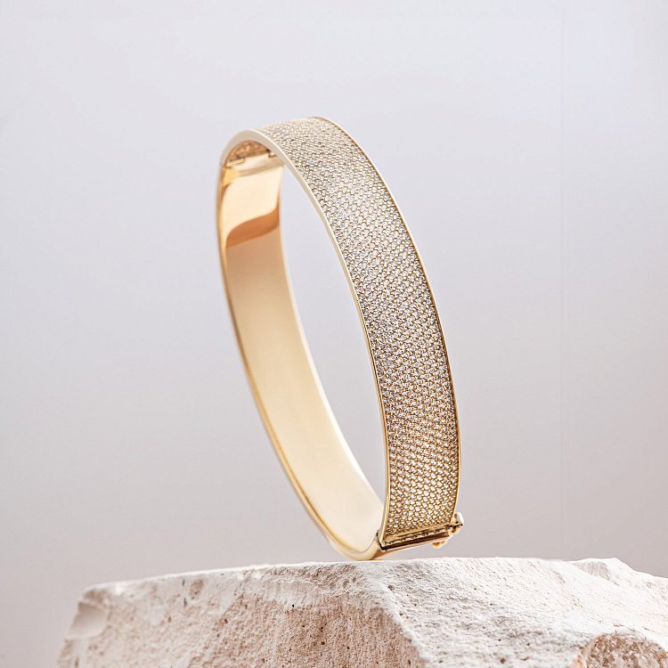 Жесткий браслет "Maggie" с фианитами (желтое золото) б02265 от ювелирного магазина Оникс - 4