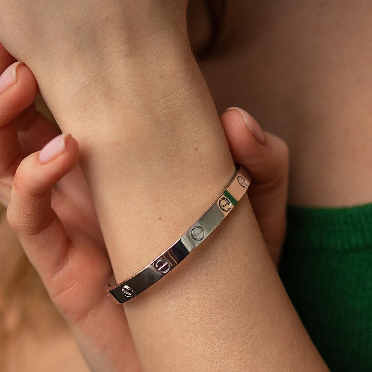 Жорсткий браслет "Love" у білому золоті б05459 від ювелірного магазину Онікс - 3