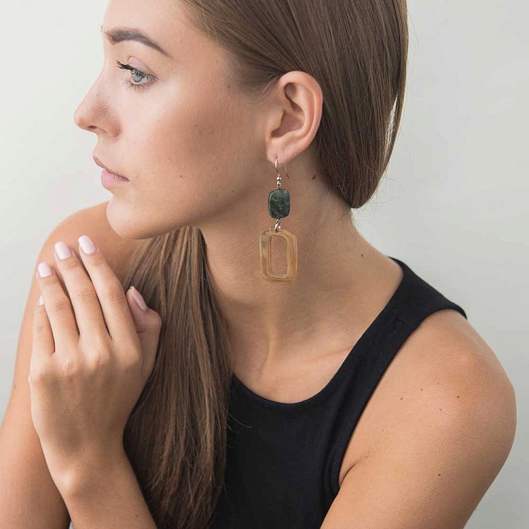 Серьги с агатом и слоновой костью 113с22 Серьги с агатом и слоновой костью 113с22 от ювелирного магазина Оникс