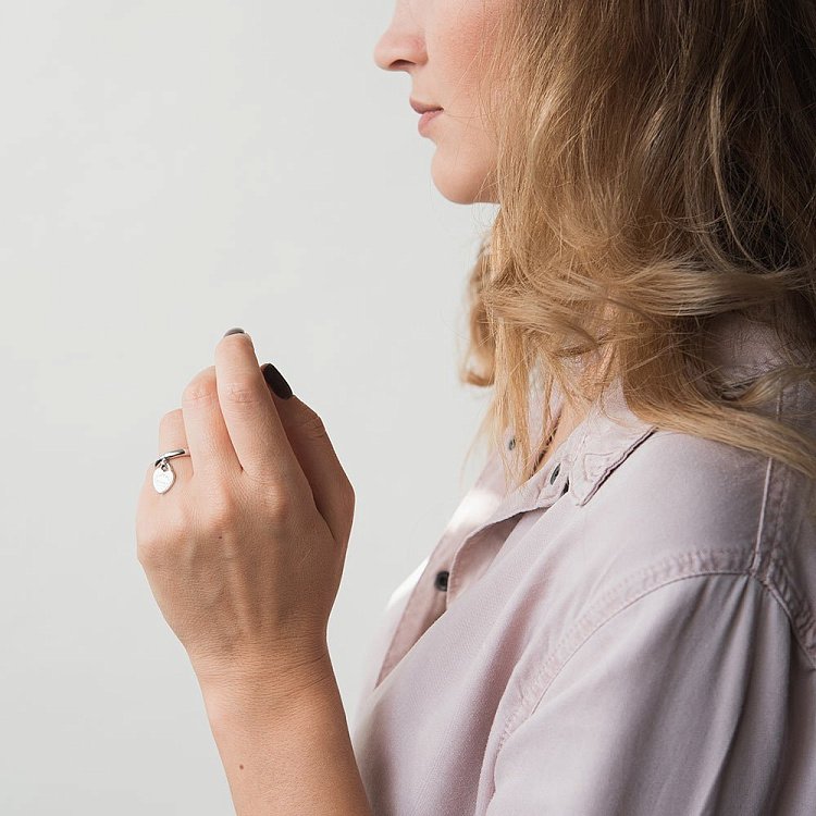 Срібна каблучка "Love" 112049 від ювелірного магазину Онікс - 3