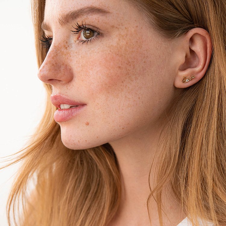 Золота моносережка "Love" з фіанітом с07922 від ювелірного магазину Онікс - 1