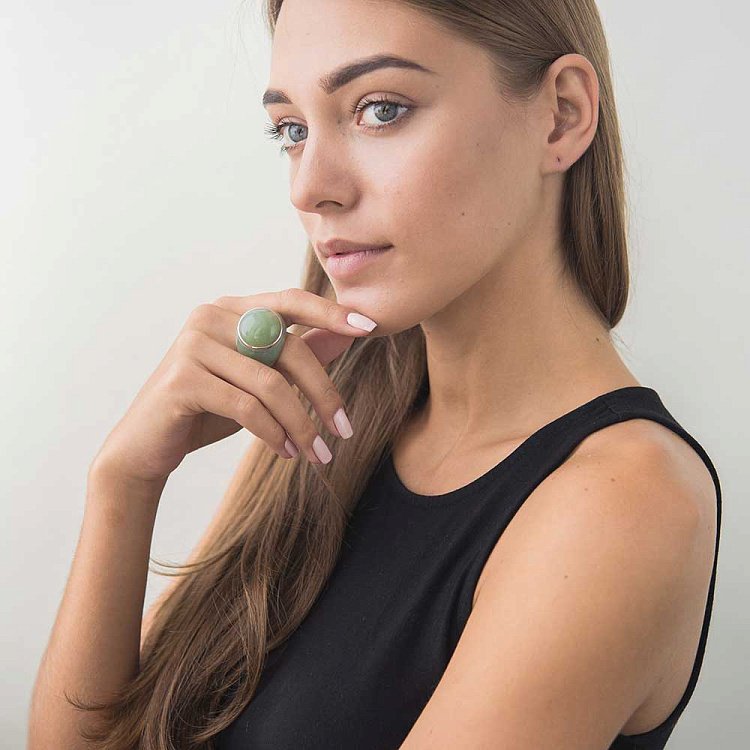 Кольцо с жадеитом 227к17 Кольцо с жадеитом 227к17 от ювелирного магазина Оникс