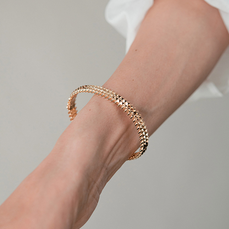 Жесткий браслет "Pauline" в желтом золоте б05649 от ювелирного магазина Оникс - 1