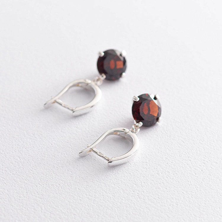 Серебряные серьги "Влечение" с синт. пиропом 122856 от ювелирного магазина Оникс - 2