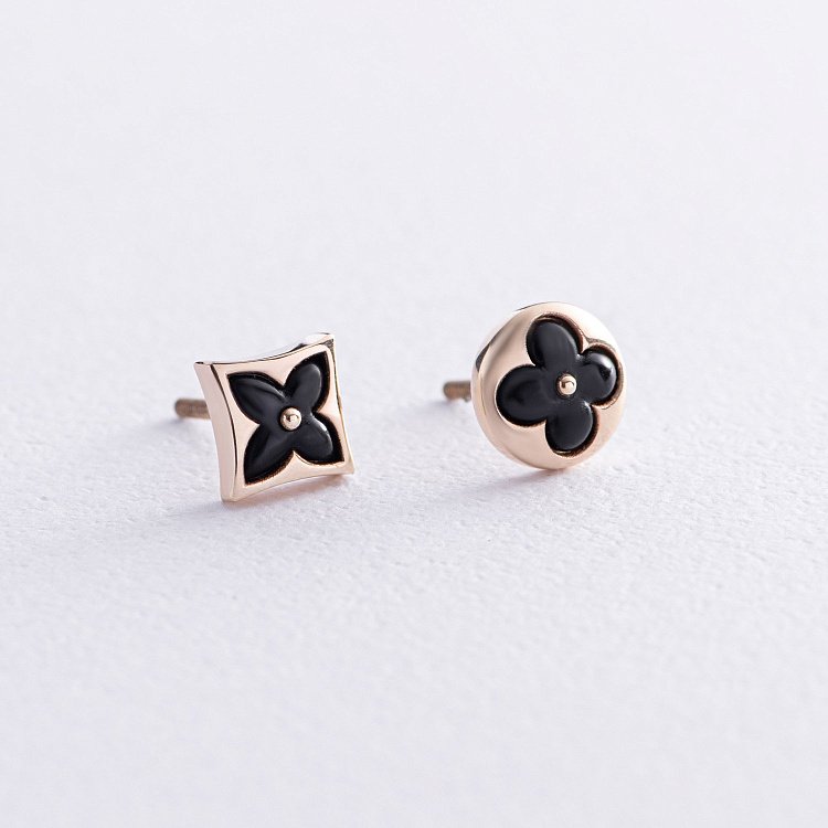 Асиметричні золоті сережки - пусети "Конюшина" (емаль) 311383100 від ювелірного магазину Онікс