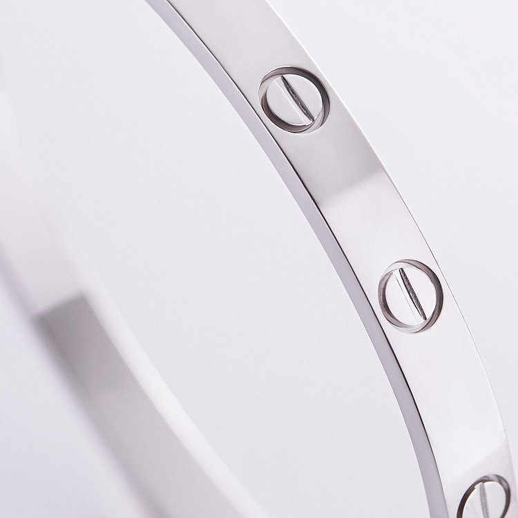 Жорсткий браслет "Love" у білому золоті б05459 від ювелірного магазину Онікс - 4