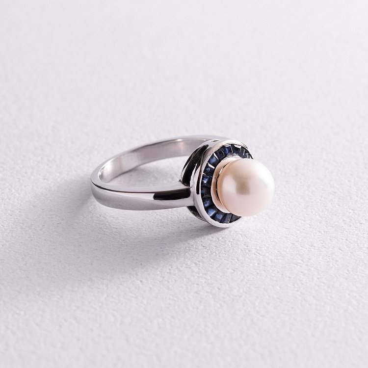 Золота каблучка з культивованою перлиною і сапфірами км0061 від ювелірного магазину Онікс