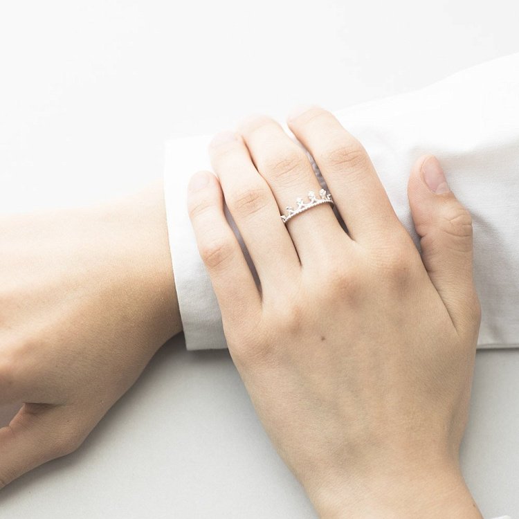 Срібна каблучка "Корона" з фіанітами 111707 від ювелірного магазину Онікс - 3