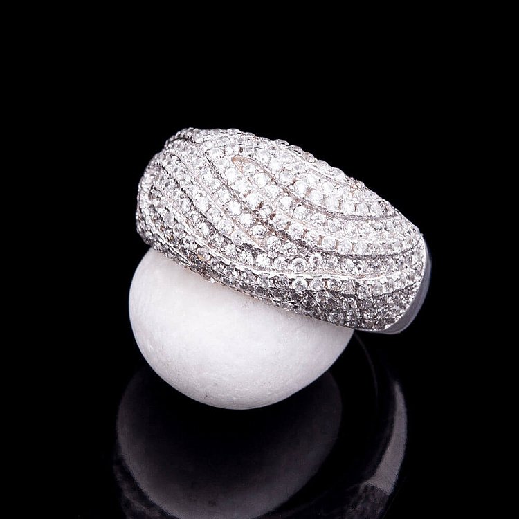 Срібний перстень з фіанітами 111564 від ювелірного магазину Онікс