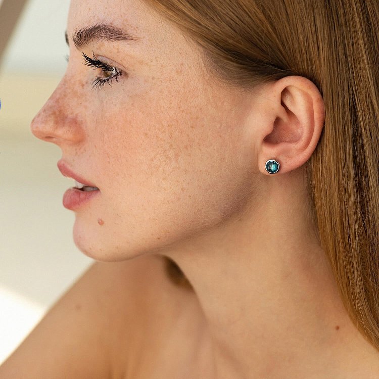 Срібні сережки-пусети з синт. топазом "Лондон" 122168 від ювелірного магазину Онікс - 1