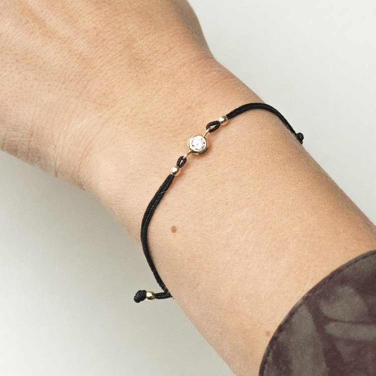 Браслет с шёлковой чёрной ниткой и одним фианитом б02821 от ювелирного магазина Оникс