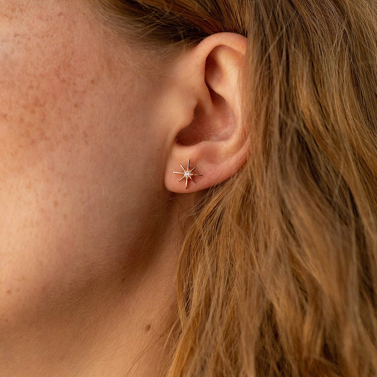 Золоті сережки - пусети "Зірки метеорити" з фіанітами с07906 від ювелірного магазину Онікс - 2