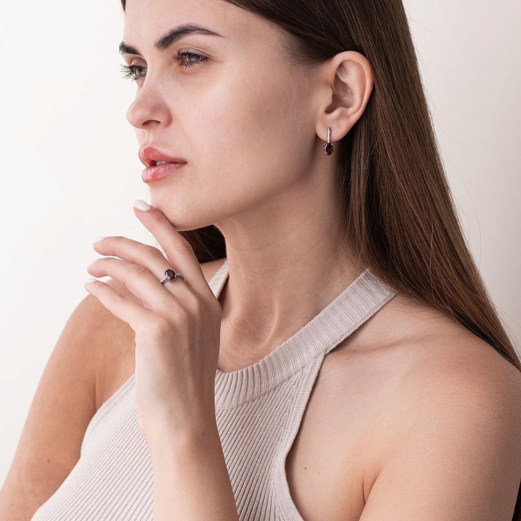 Серебряное кольцо с пиропом и фианитами 1339/1р-GARN - 2 Серебряное кольцо с пиропом и фианитами 1339/1р-GARN от ювелирного магазина Оникс - 2