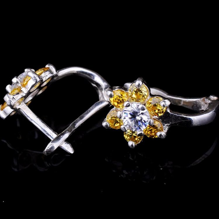 Срібні сережки "Квіточки" (фіаніти) 122084 від ювелірного магазину Онікс - 1