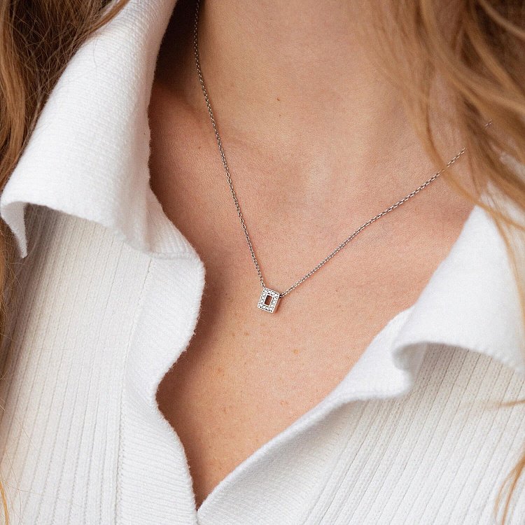 Серебряное колье с буквой "О" с фианитами 1103 О от ювелирного магазина Оникс - 1