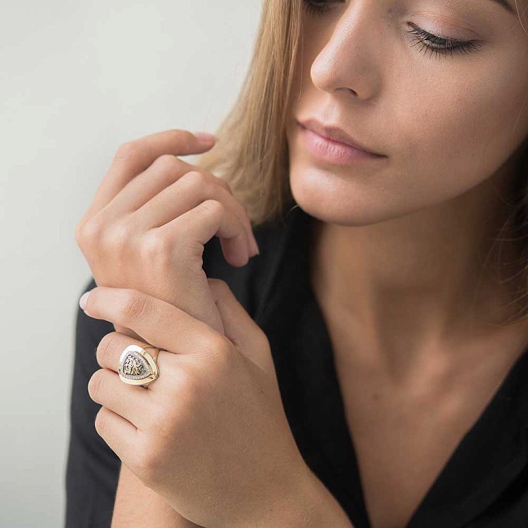 Золотое кольцо с фианитами к04087 от ювелирного магазина Оникс