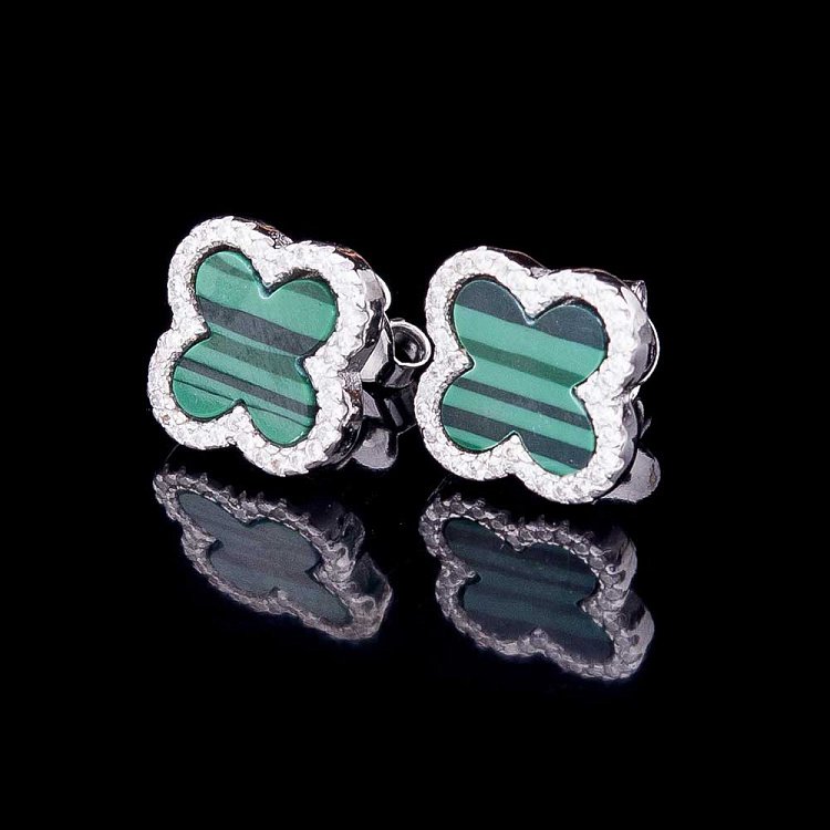 Срібні сережки-пусети з ім. малахітом "Конюшина" 121628 від ювелірного магазину Онікс