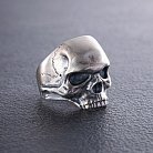 Серебряное кольцо с черепом (чернение) 112192 от ювелирного магазина Оникс