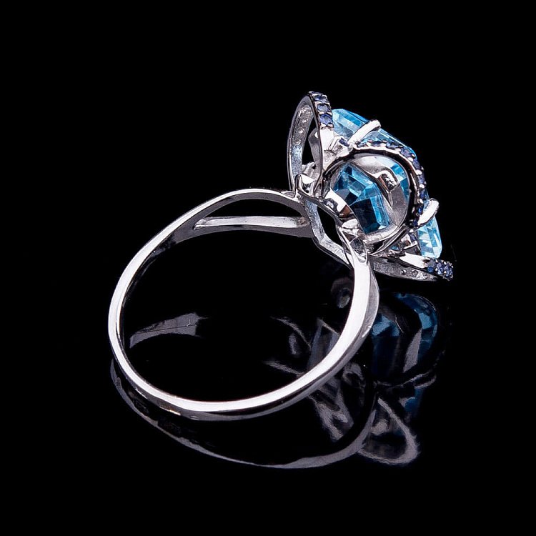 Золотое кольцо с голубым топазом и синими сапфирами 14032308 от ювелирного магазина Оникс - 2