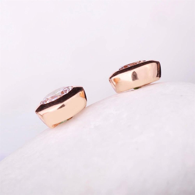 Золоті сережки-пусети з фіанітами с01090 від ювелірного магазину Онікс - 2